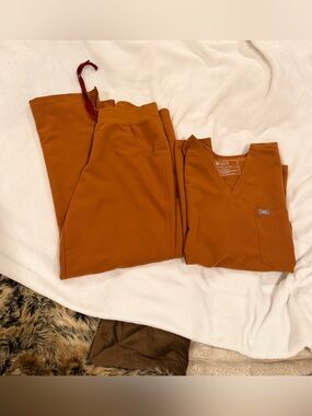 Figs Camel Scrub Set